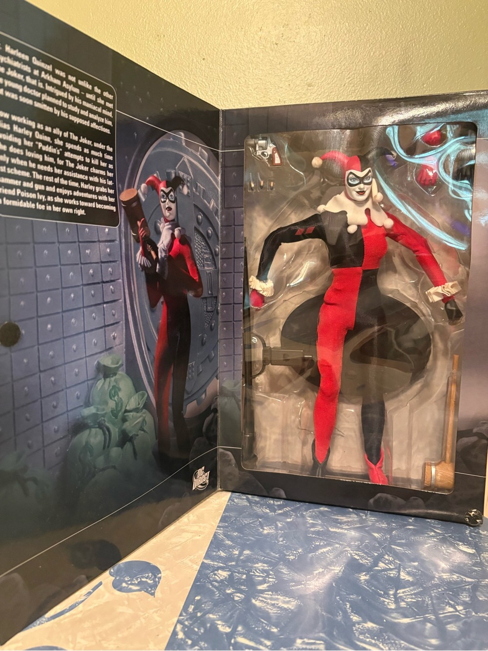 DC Direct Harley Quinn 1:6 Scale Deluxe Collector Figure - Classic Costume